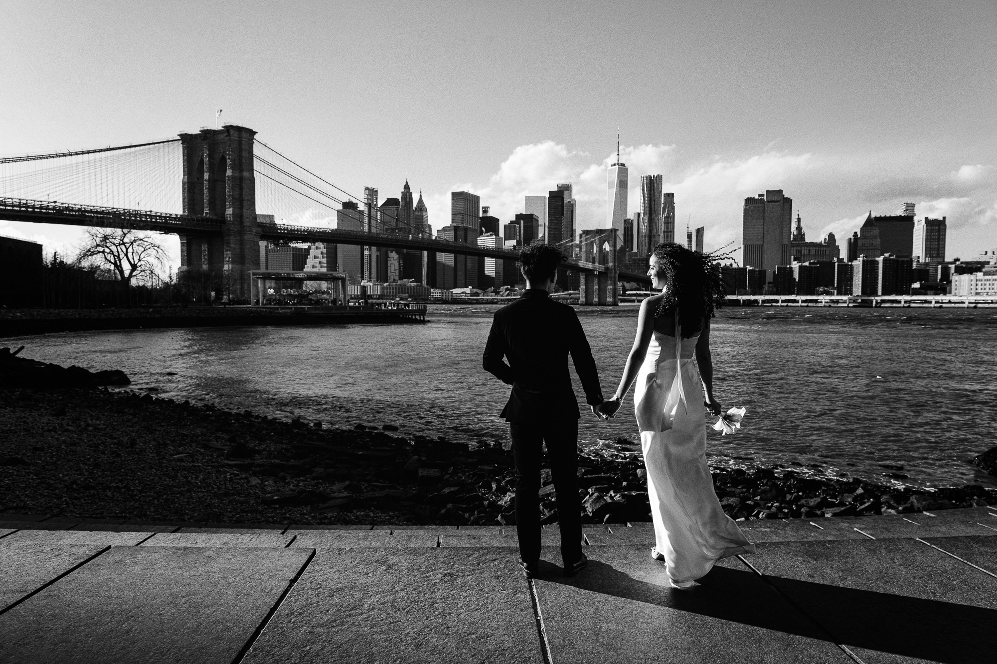 Wedding couple overlooking the Brooklyn Bridge
